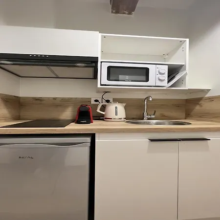 Cozy 2-room In דירה