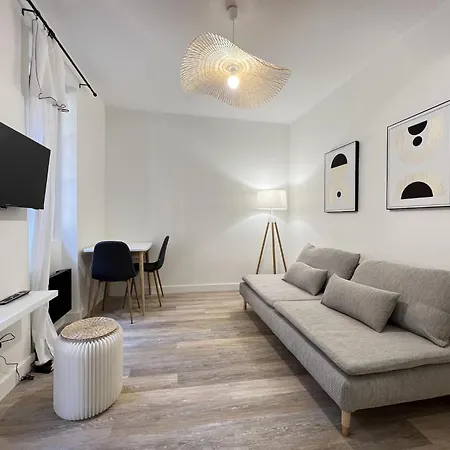Cozy 2-room In דירה
